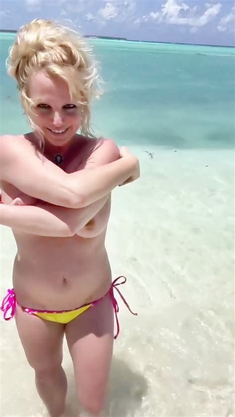 britney spears flashes her nude tits as she poses topless on the beach