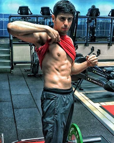 Sidharth Malhotra Shows Off His Insanely Fit Body In This Latest Pic