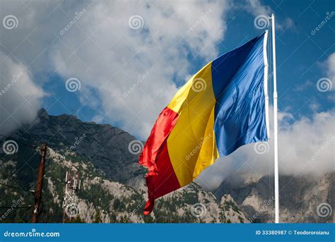 roemeense vlag en de karpaten stock afbeelding image  roemenie hangen
