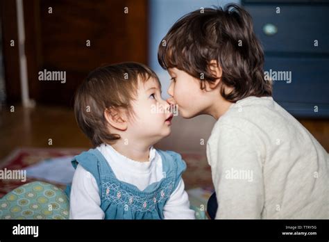 Sister Kissing Brother Fotos Und Bildmaterial In Hoher Auflösung