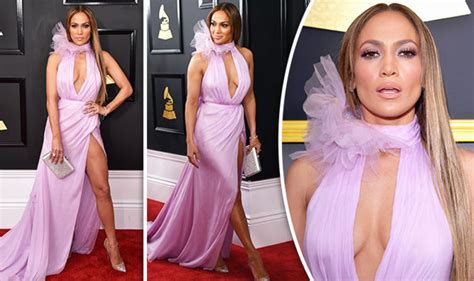 Grammys 2017 Jennifer Lopez Flaunts Extreme Cleavage In