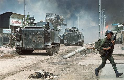 troops fighting  north saigon vietnam war tet offensive pictures vietnam war historycom