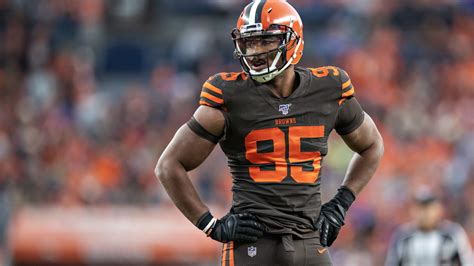 myles garrett allowed  browns facility  workout  trainers