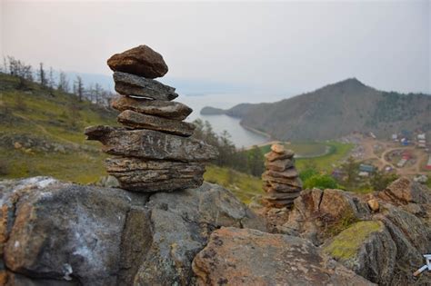 zen garden roches vue sur le lac baikal siberie ete photo premium