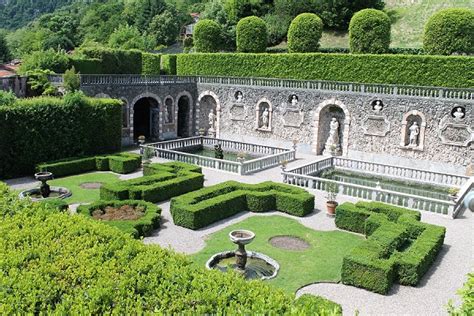 distinguishes  italian style garden