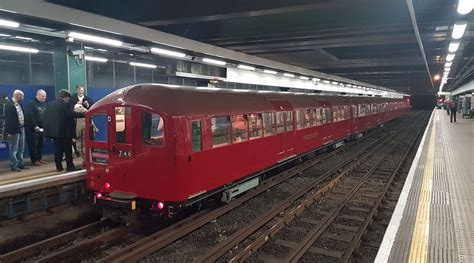 vintage tube train   london underground  sunday londonunderground