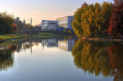 autumnal lake scene hdr image  city lake surrounded   flickr