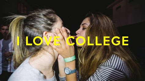 These Girls Kissed At A College Party Youtube