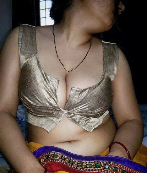bhabi boob press in saree blouse photos ब्लाउज में चुची दबाते हुए पिक्चर