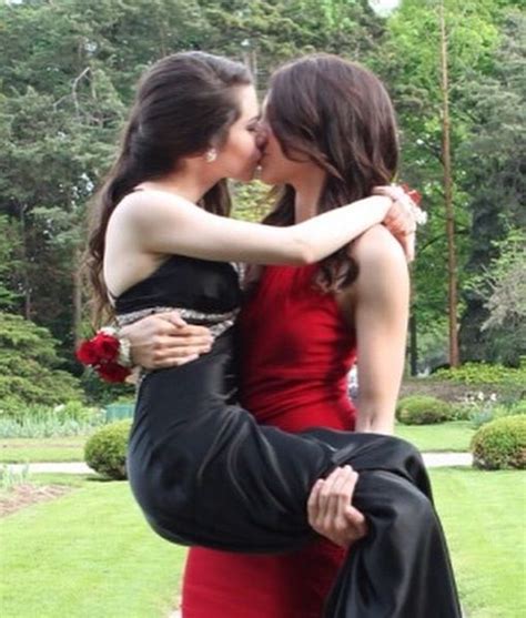 Pin By Dear Nimprakhong On Lb Cute Lesbian Couples Lesbians Kissing