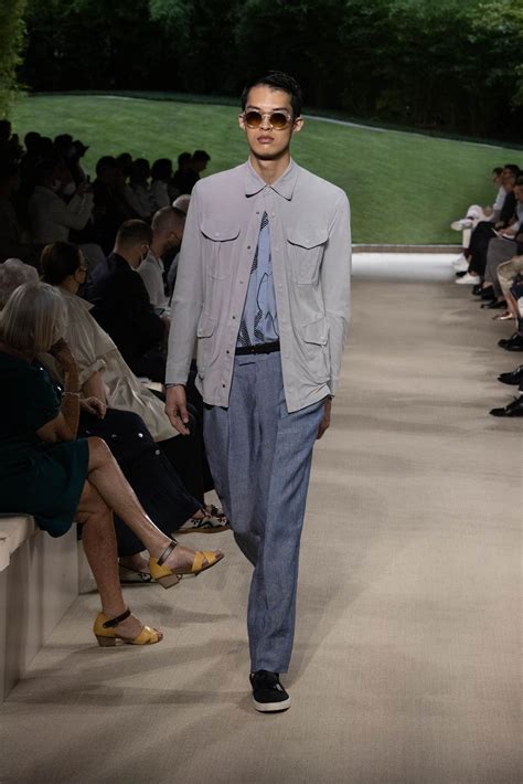 Giorgio Armani Spring 2022 Men S Fashion Show The Impression