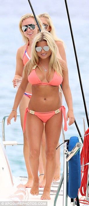 Love Island S Zara Holland Shows Off Her Curves In A