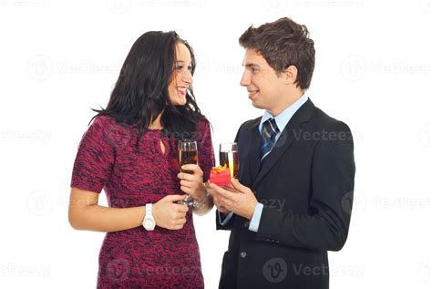man vraagt zijn vriendin ten huwelijk  stockfoto bij vecteezy