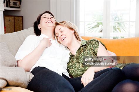 Lesbian Couple Cuddling On The Sofa ストックフォト Getty Images