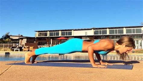 Build An Awesome Core With This 10 Minute Yoga Sequence Mindbodygreen