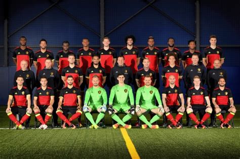 rode duivels poseren voor officiele ploegfoto het nieuwsblad
