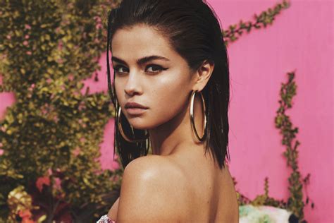Selena Gomez 戴上「ugly」髮夾，用自嘲方式回擊 Stefano Gabbana 的惡意批評！