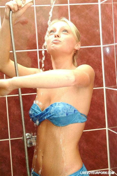 Amateur Blonde Showing Hairy Pussy In The Shower 3484