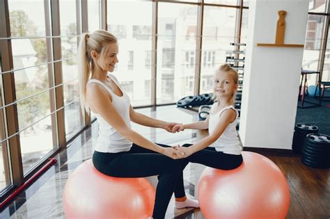 free photo mother with daughter in a gym