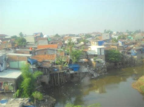 eindeloze sloppenwijken net buiten jakarta foto aniek renee robin mark  indonesie
