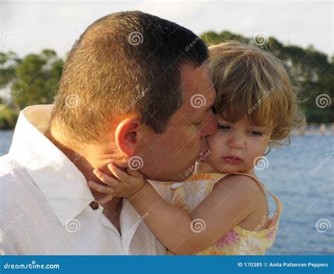 kus op de wang stock afbeelding image  gezichten vaderschap
