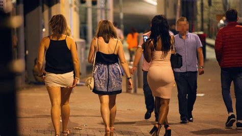 A Night Out In Magaluf Uk Crowds Of Teens Swig Vodka In Newquay