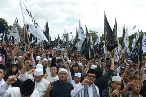 indonesia pushes to ban hard line islamist group wsj