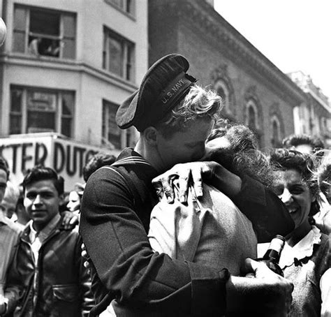 vintage everyday 45 vintage photos of love during wartime that will