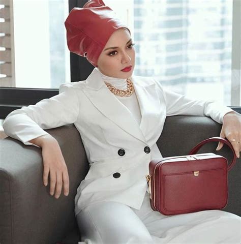 Noor Neelofa Mohd Noor Bag On Head Branding In Asia