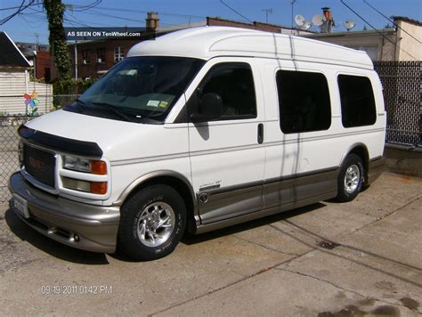 gmc savana  base standard passenger van  door