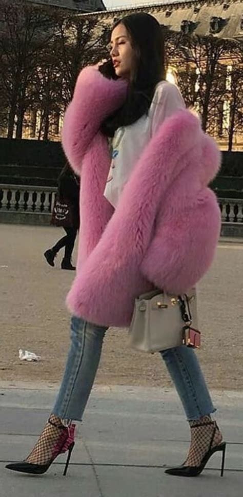 Pin By Ana Avalos On Fox Fur Fur Coat Street Style Pink Fur Coat