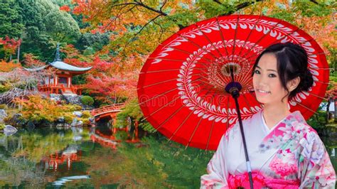 Jeune Femme Japonaise Au Temple De Daigoji à Kyoto Image Stock Image