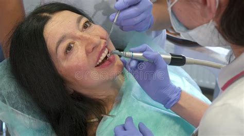 l assistente del ` s del dentista alza il labbro superiore