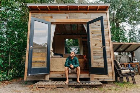 florida environmentalist builds   tiny house