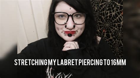 Stretching My Labret Piercing To 16mm Youtube