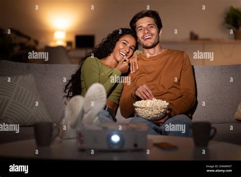 marido  mujer riendo viendo una pelicula  traves del proyector en casa fotografia de stock alamy