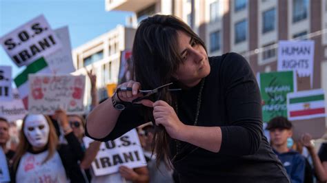Solidarität Mit Den Protesten Im Iran Frauen Schneiden Sich Haare Ab