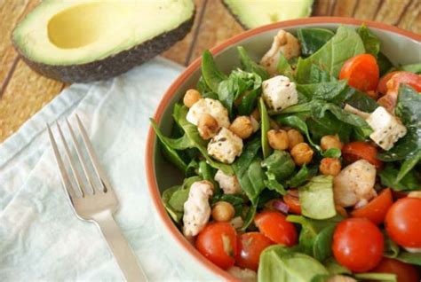 salade met geroosterde kikkererwten spinazie en kip avocado hummus jammie healthy salads