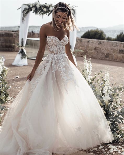 vestido de novia de corte princesa  apliques florales  espalda descubierta