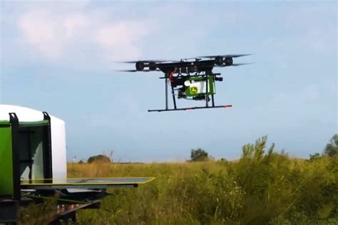 john deere avanza  su drone  identifica malezas  las pulveriza maquinac