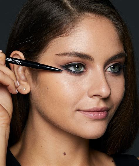 How To Apply Gel Eyeliner Eyeliners Explained And How To Apply Gel