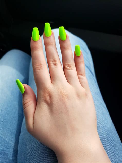neon green rnails