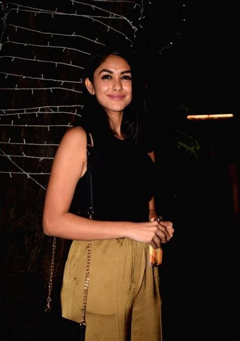 mrunal thakur hot shorts pictures new hd wallpapers