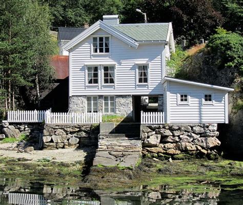 traditional norwegian house    sea norwegian house norway house norwegian