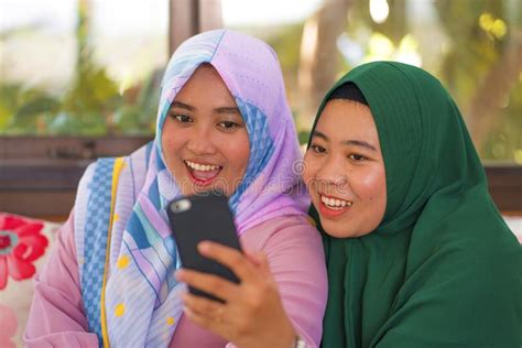 islamitische vrouwenvrienden die selfie samen nemen stock