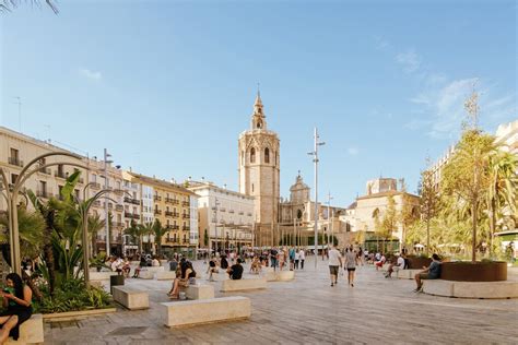 die plaza de la reina wird als fussgaengerzone wiedereroeffnet