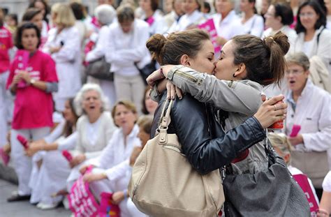 russia now wants to ban all public displays of affection