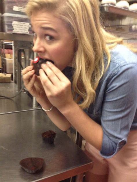Chloë Grace Moretz Eating A Cupcake Chole Grace Moretz Chloe Moretz