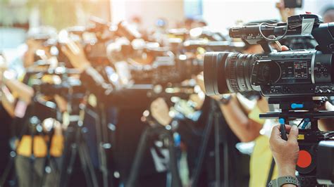 career  journalism courses  pursue   mass media global