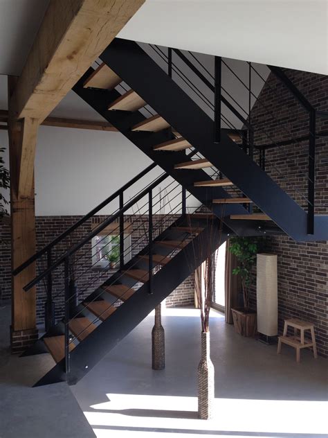 hangende trap zwart staal met eiken treden open staircase floating staircase spiral stairs